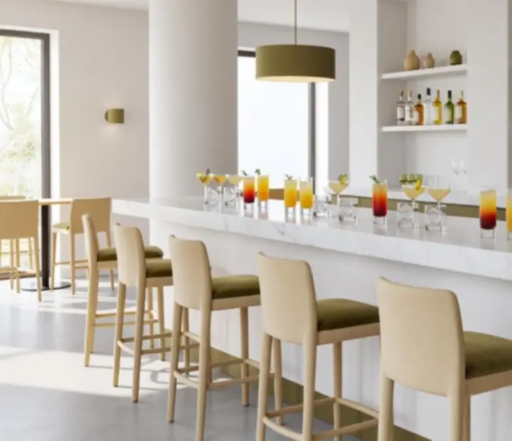 Nowoczesny jasny bar koktajlowy Epicure House z artystycznie podanymi drinkami