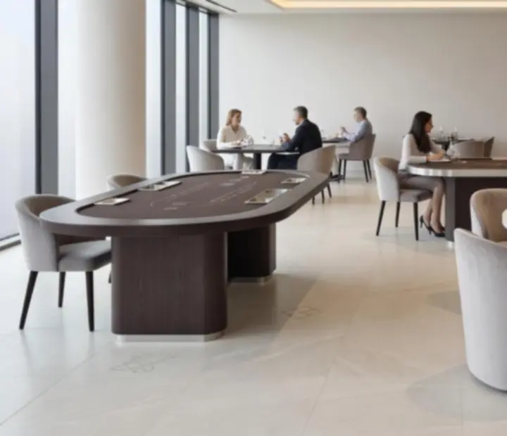 Nowoczesne stoły pokerowe Epicure House z kartami i żetonami w jasnej, architektonicznej przestrzeni.
