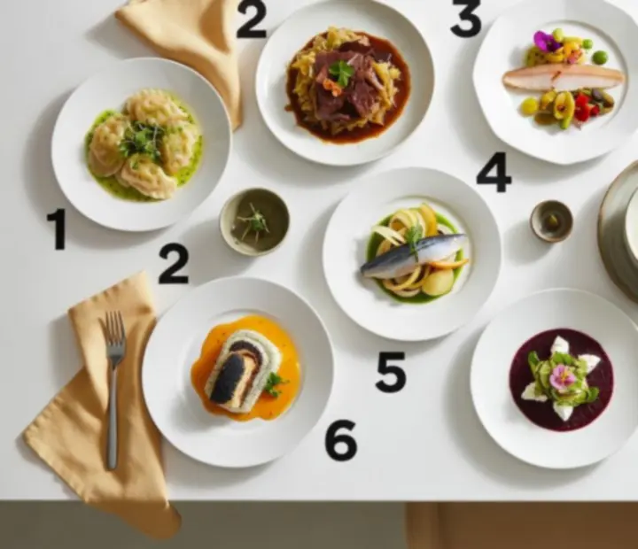 Eleganckie talerze z nowoczesną kuchnią europejską w jasnym wnętrzu Epicure House