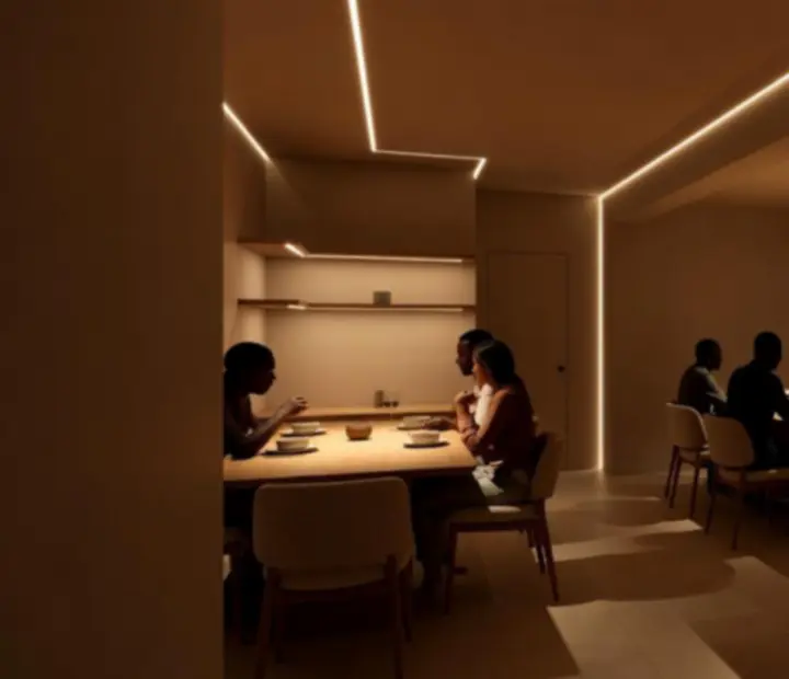 Wieczorne oświetlenie Epicure House z podkreślonymi stołami i nastrojową atmosferą.