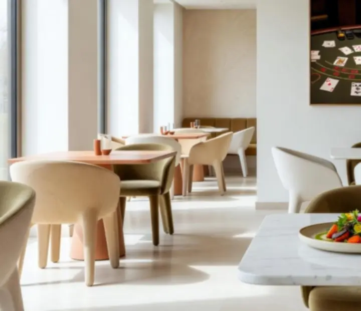 Jasne, nowoczesne wnętrze restauracji Epicure House podczas wieczornego wydarzenia z kasynowym klimatem.