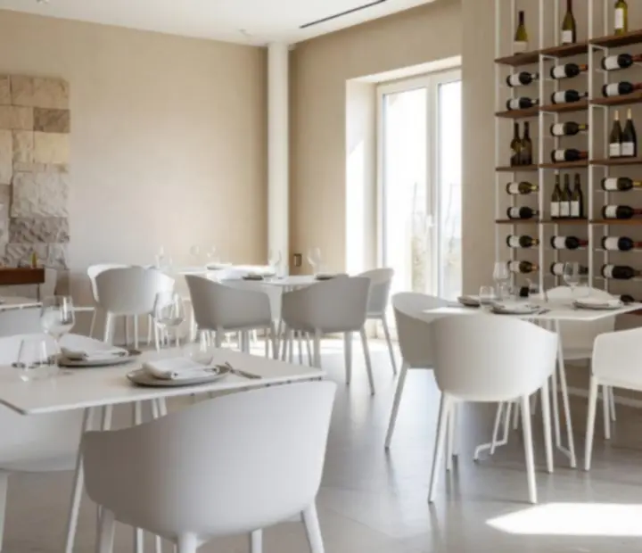 Jasne, nowoczesne wnętrze Epicure House z architektoniczną ekspozycją win i nakrytym stołem